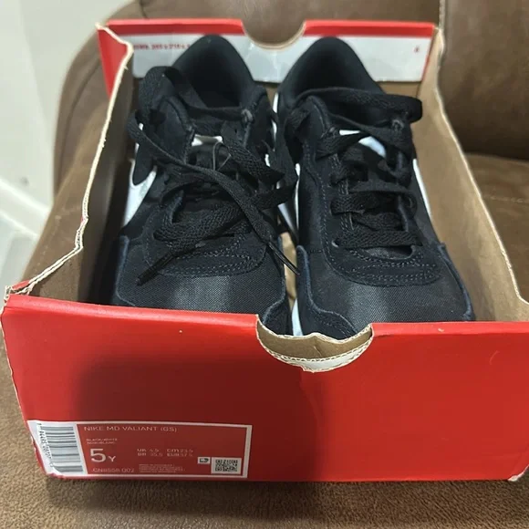 Boys Nike MD Valiant GS size 5Y new in box. - Picture 5 of 6